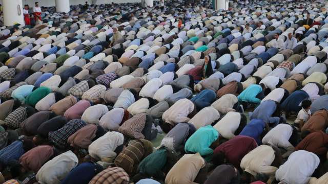 muslims praying